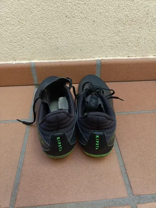 Botes de fútbol negres.Talla 43. Marca Kispta.