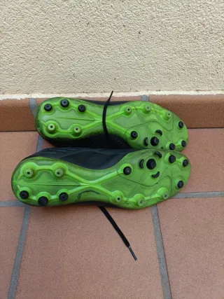 Botes de fútbol negres.Talla 43. Marca Kispta.