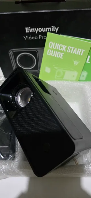 Mini proyector portátil negro