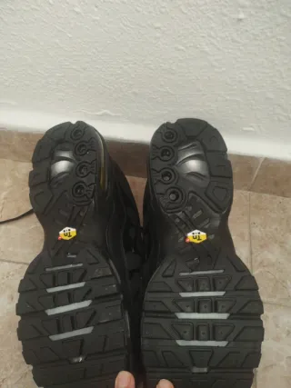 Nike Air Max Plus color negro