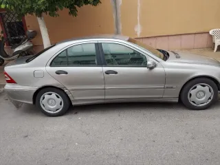 Mercedes-Benz Clase C 2005