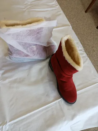 Botas rojas con borrego por dentro, talla 37