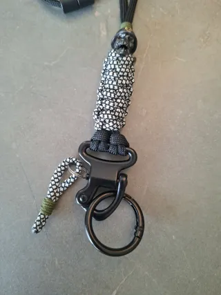 Lanyard Paracord Negro con Calavera