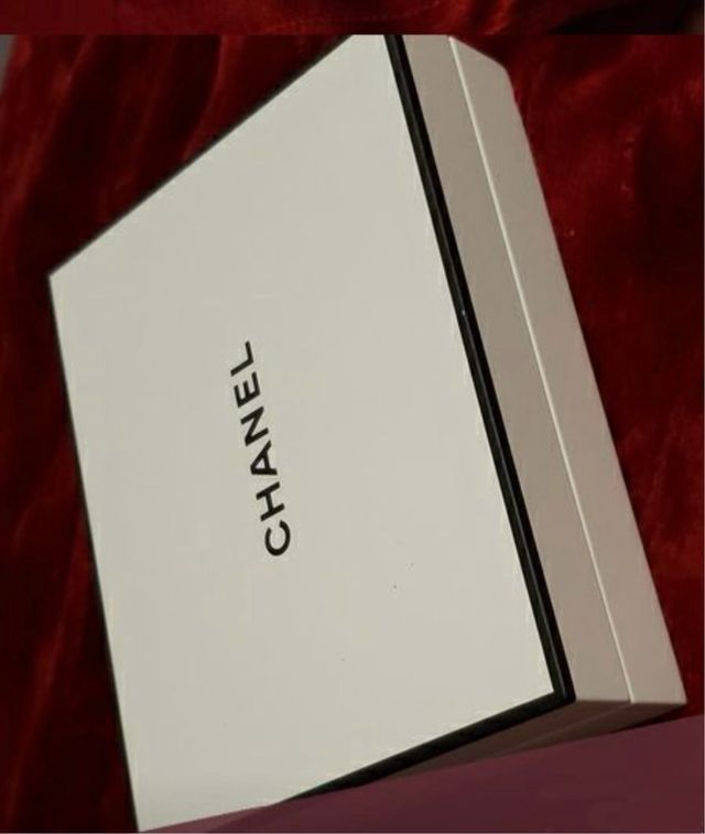 Scatola Chanel in legno laccato bianco con specchio, ideale per gioielli
