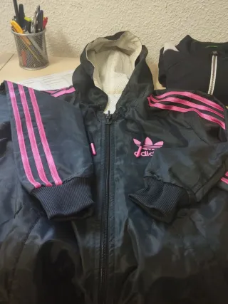 Chaqueta Adidas negra y rosa