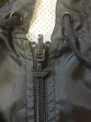 Chaqueta Adidas negra y rosa