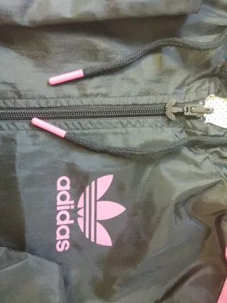 Chaqueta Adidas negra y rosa