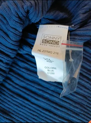 Suéter Sonny Bono cuello alto azul