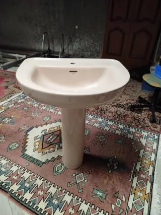 Lavabo con pie beige de porcelana