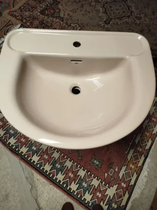 Lavabo con pie beige de porcelana