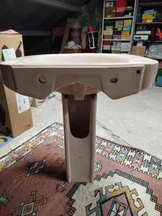 Lavabo con pie beige de porcelana