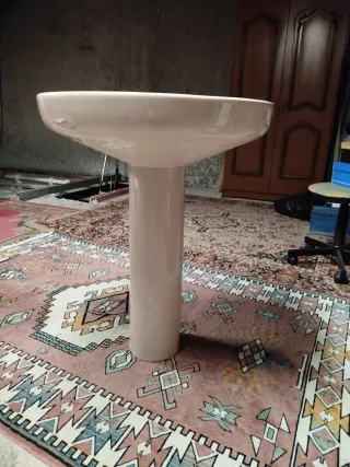 Lavabo con pie beige de porcelana