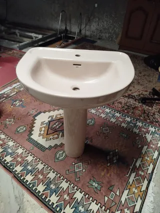 Lavabo con pie beige de porcelana