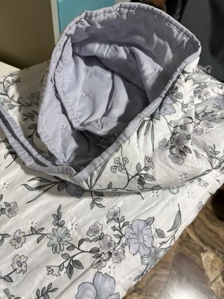 Edredón fino floral azul y blanco