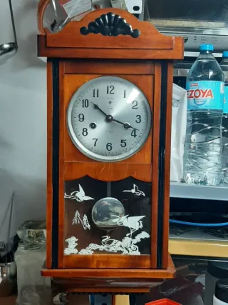 Reloj de mesa antiguo con campana