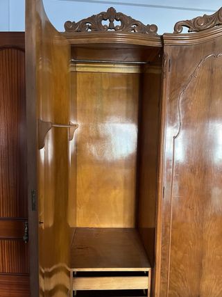 Armario antiguo de madera