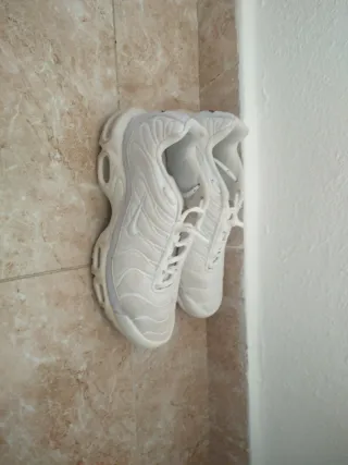 Nike Air Max Plus de color blanco