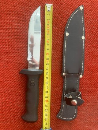 Cuchillo de caza con funda de cuero