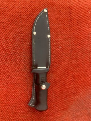 Cuchillo de caza con funda de cuero
