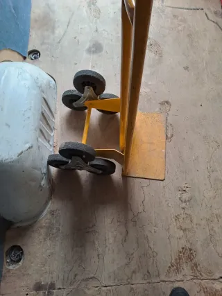 Carro de escaleras amarillo