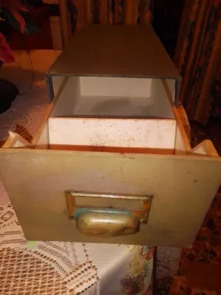 Caja archivador antigua con tirador.