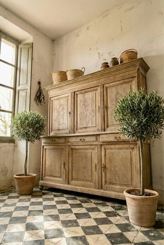 Alacena de roble con detalles tallados