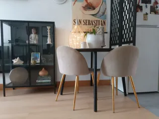 Mesa comedor negra y dorada Ikea