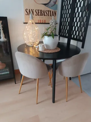 Mesa comedor negra y dorada Ikea