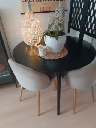 Mesa comedor negra y dorada Ikea