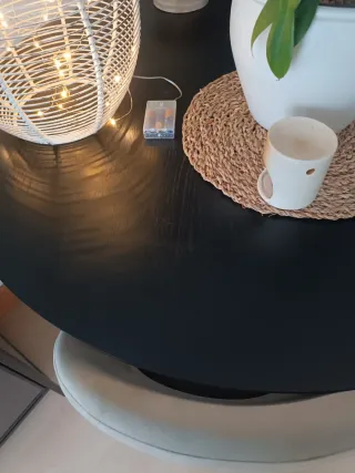 Mesa comedor negra y dorada Ikea