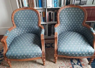 2 Butacas madera tallada con motivos vegetales