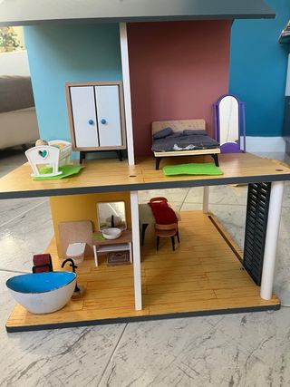 Casa de muñecas de madera con accesorios