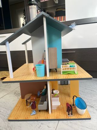 Casa de muñecas de madera con accesorios