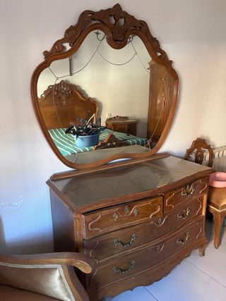Cómoda antigua de madera con espejo