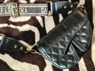 Bolso negro acolchado