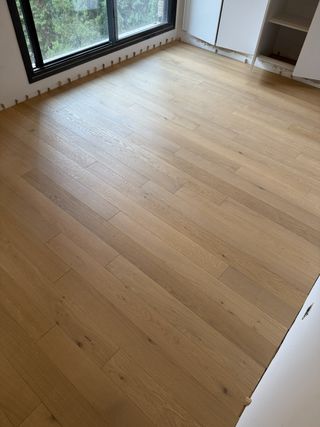 Instalación de tarimas y puertas