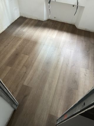 Instalación de tarimas y puertas