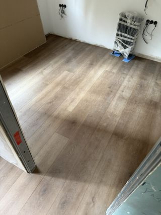 Instalación de tarimas y puertas