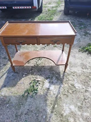 Escritorio de madera con cajones