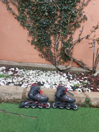 Patinete en línea negro y rojo