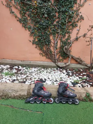 Patinete en línea negro y rojo