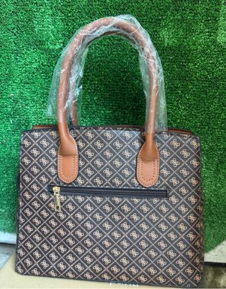 Bolso de mano marrón con detalles dorados