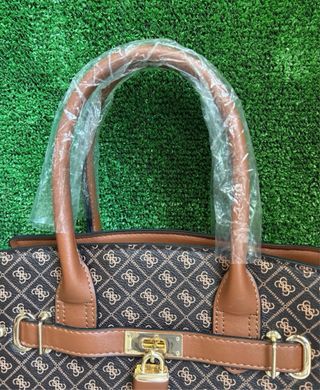 Bolso de mano marrón con detalles dorados