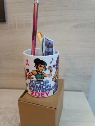 Taza Huntrix + Material Escolar