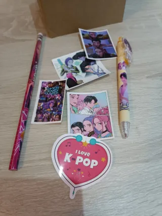 Taza Huntrix + Material Escolar