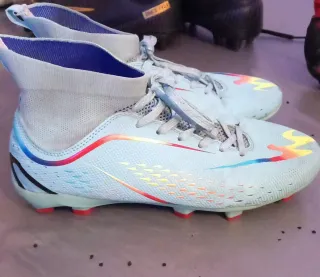 Botas de fútbol altas azules y rojas