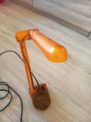 Lámpara flexo naranja