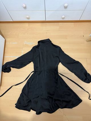 Vestido negro Stradivarius