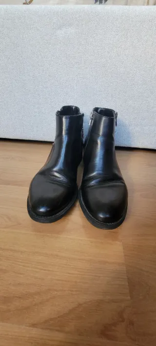 Botines negros con cremallera y tachuelas