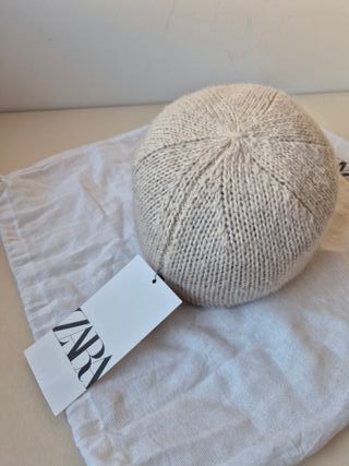 Gorra de punto Zara Beige. Regalo con etiqueta